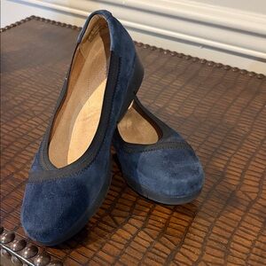 Clark’s Elegant Navy Blue suede Women's Flats